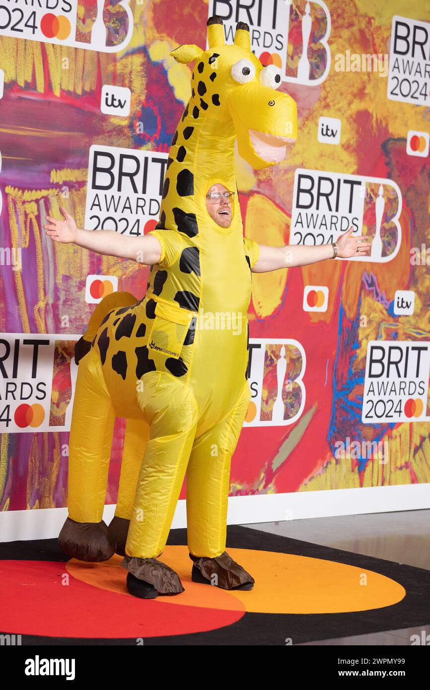 Londres, Royaume-Uni. 2 mars 2024. (USAGE ÉDITORIAL UNIQUEMENT. AUCUNE PUBLICATION CONSACRÉE EXCLUSIVEMENT À L'ARTISTE) Rob Beckett vêtu d'un costume de girafe en plastique lors de sa participation aux Brit Awards 2024 à l'O2 Arena le 02 mars 2024 à Londres, Angleterre. Crédit : S.A. / Alamy Live News Banque D'Images