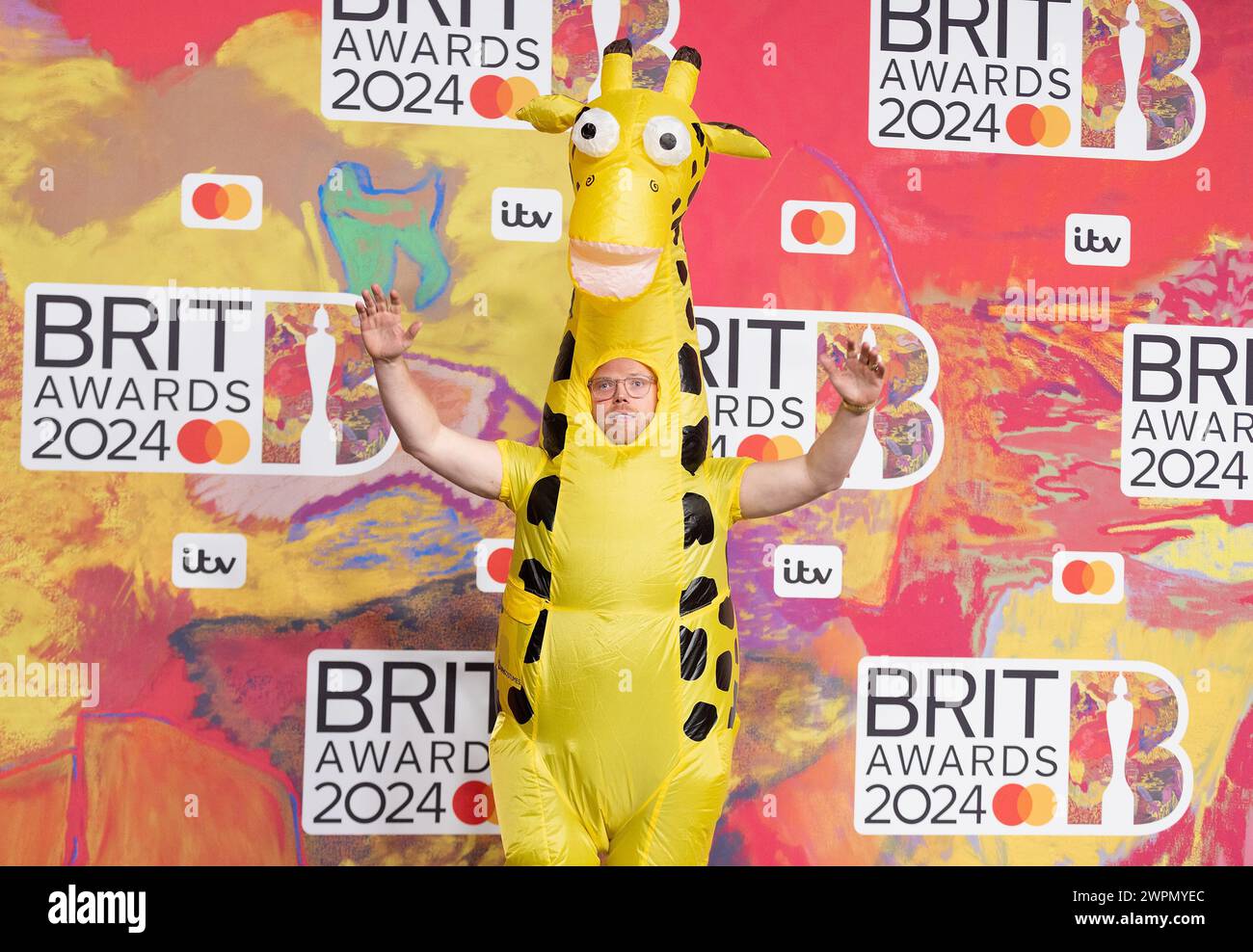 Londres, Royaume-Uni. 2 mars 2024. (USAGE ÉDITORIAL UNIQUEMENT. AUCUNE PUBLICATION CONSACRÉE EXCLUSIVEMENT À L'ARTISTE) Rob Beckett vêtu d'un costume de girafe en plastique lors de sa participation aux Brit Awards 2024 à l'O2 Arena le 02 mars 2024 à Londres, Angleterre. Crédit : S.A. / Alamy Live News Banque D'Images
