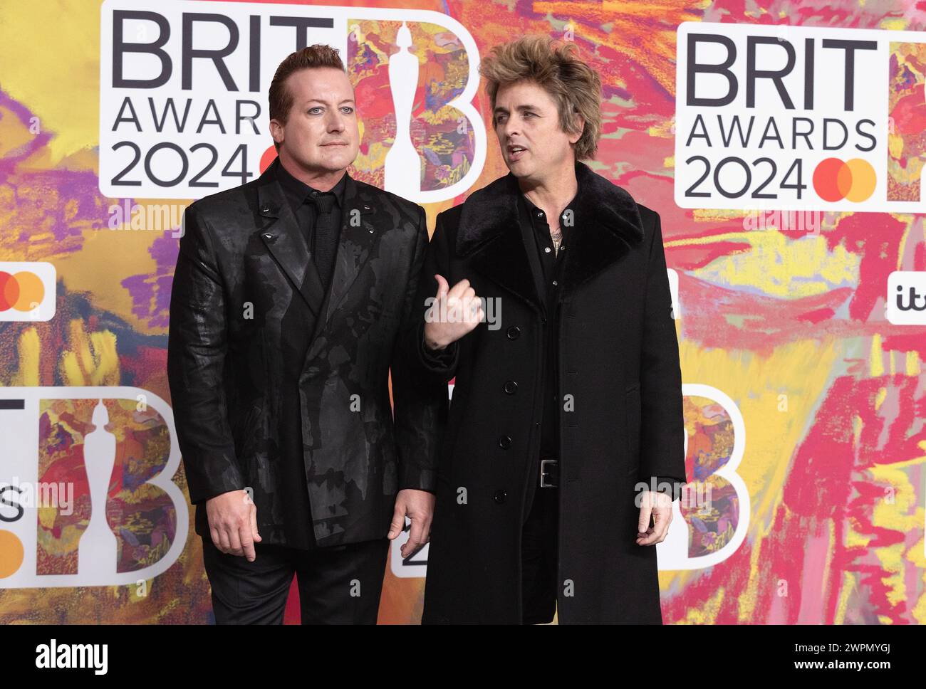 Londres, Royaume-Uni. 2 mars 2024. (USAGE ÉDITORIAL UNIQUEMENT. AUCUNE PUBLICATION CONSACRÉE EXCLUSIVEMENT À L'ARTISTE) Tré Cool et Billie Joe Armstrong de Green Day assistent aux Brit Awards 2024 à l'O2 Arena le 02 mars 2024 à Londres, Angleterre. Crédit : S.A. / Alamy Live News Banque D'Images