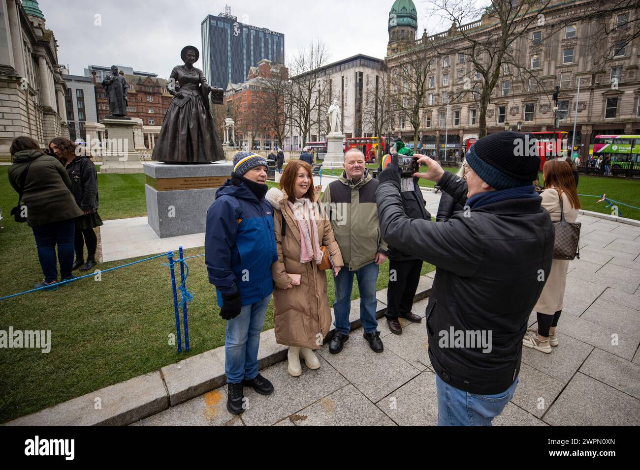 Des personnes prenant une photo de Mary Ann McCracken lors du dévoilement de la statue avec Winifred Carneyin sur le terrain de l'hôtel de ville de Belfast à l'occasion de la Journée internationale de la femme. Date de la photo : vendredi 8 mars 2024. Banque D'Images