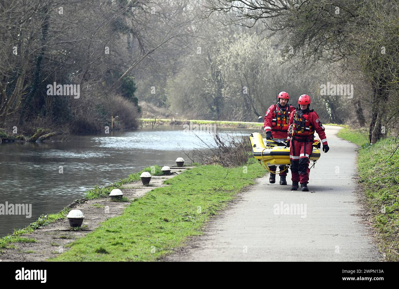 Leicester, Royaume-Uni, 8 février 2024. La police poursuit sa chasse au disparu Xielo Maruziva, âgé de deux ans, qui est tombé dans la rivière Soar, Aylestone, Leicester, le dimanche 18 février. Retirer le bateau après avoir fouillé une section de la rivière. Crédit : Chris de Bretton-Gordon / Alamy Live News Banque D'Images