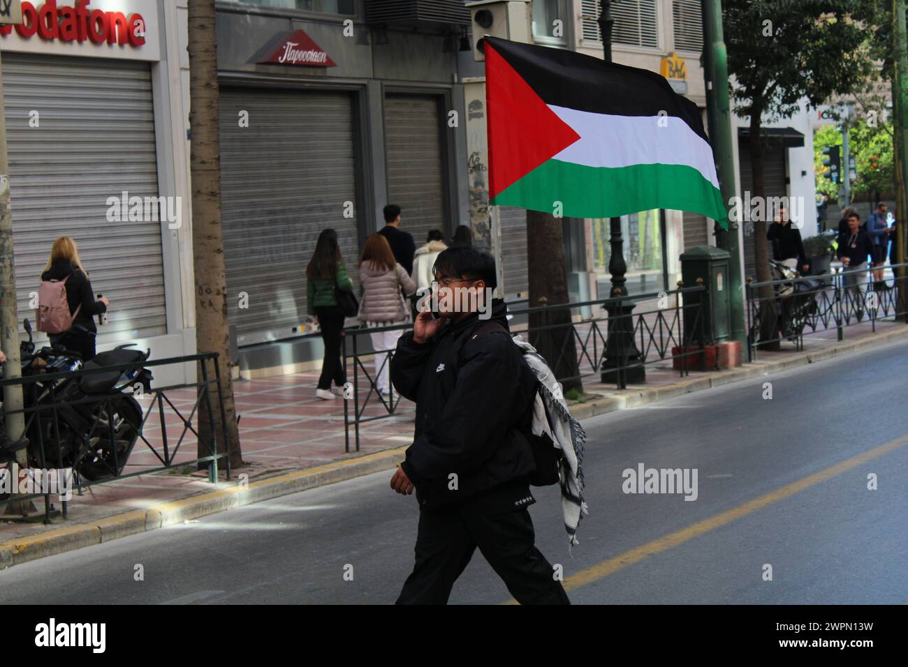 Athènes, Grèce. 08 mars 2024. Athènes, Grèce, 8 mars 2024. Les manifestants ont défilé vers le bâtiment du parlement grec pour soutenir le peuple palestinien, paix à Gaza à Athènes, Grèce, le 8 mars 2024. (Photo de Kostas Galanis/Sipa USA) crédit : Sipa US/Alamy Live News Banque D'Images
