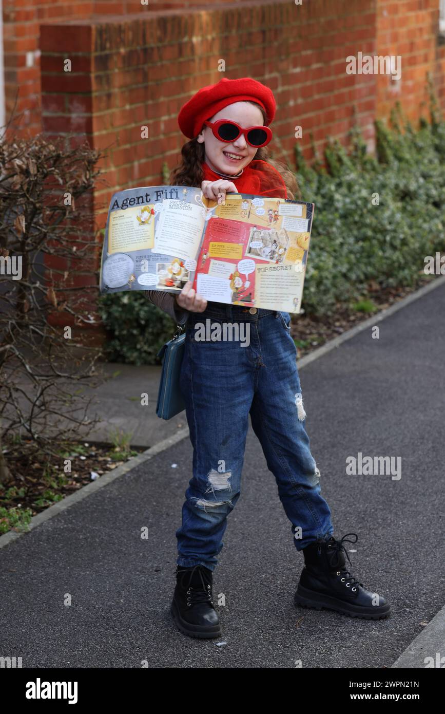 Une jeune fille déguisée en agent Fifi pour la Journée mondiale du livre dans le Sussex de l'Ouest, au Royaume-Uni. Banque D'Images