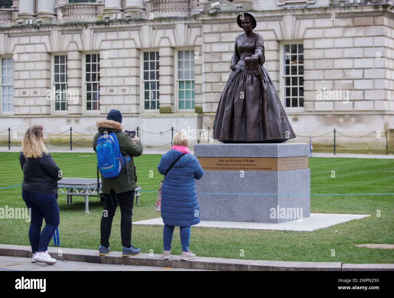 Des personnes prenant des photos de Mary Ann McCracken lors du dévoilement de la statue avec Winifred Carney sur le terrain de l'hôtel de ville de Belfast à l'occasion de la Journée internationale de la femme. Date de la photo : vendredi 8 mars 2024. Banque D'Images