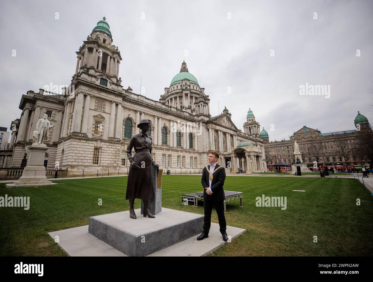 Lord Maire de Belfast, le conseiller Ryan Murphy, regarde la statue récemment dévoilée de Winifred Carney sur le terrain de l'hôtel de ville de Belfast lors d'un dévoilement avec Mary-Ann McCracken à l'occasion de la Journée internationale de la femme. Date de la photo : vendredi 8 mars 2024. Banque D'Images