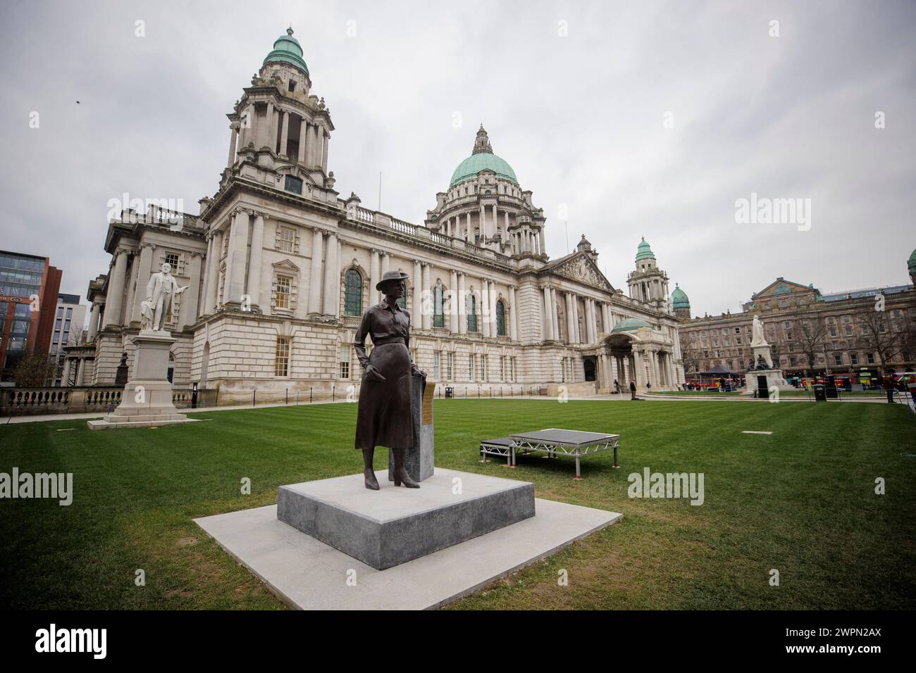 La statue nouvellement dévoilée de Winifred Carney sur le terrain de l'hôtel de ville de Belfast a été dévoilée avec Mary Ann McCracken lors de la Journée internationale de la femme. Date de la photo : vendredi 8 mars 2024. Banque D'Images