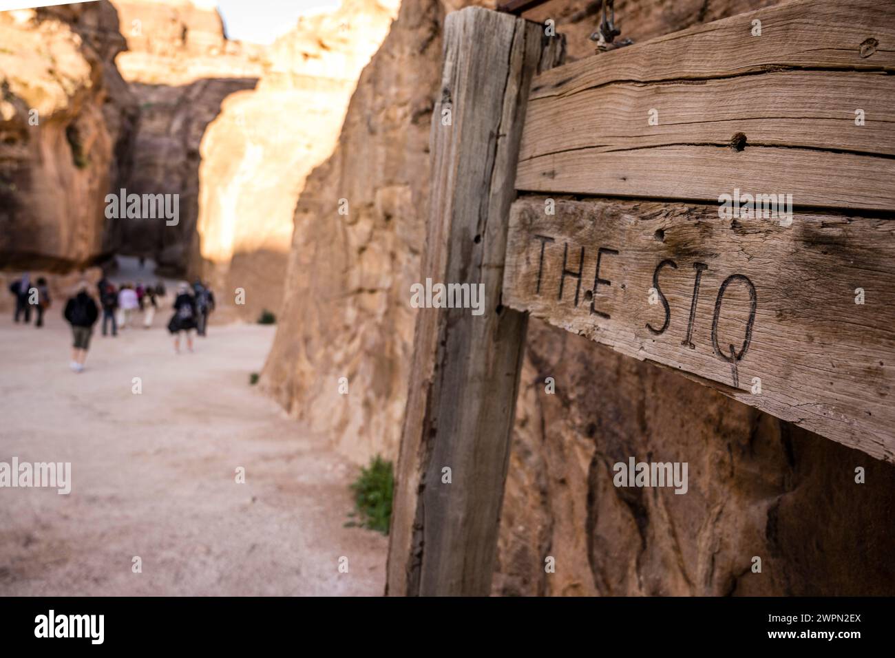 Vue à travers le Siq à Petra en Jordanie, moyen-Orient, Asie Banque D'Images