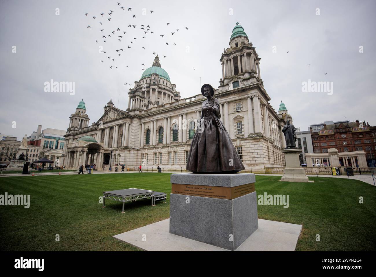 La statue nouvellement dévoilée de Mary Ann McCracken sur le terrain de l'hôtel de ville de Belfast a été dévoilée avec Winifred Carney lors de la Journée internationale de la femme. Date de la photo : vendredi 8 mars 2024. Banque D'Images