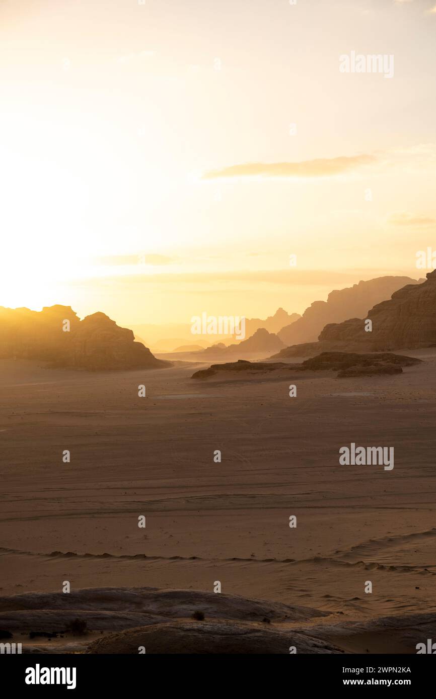 Coucher de soleil dans le désert de Wadi Rum en Jordanie, moyen-Orient, Asie Banque D'Images