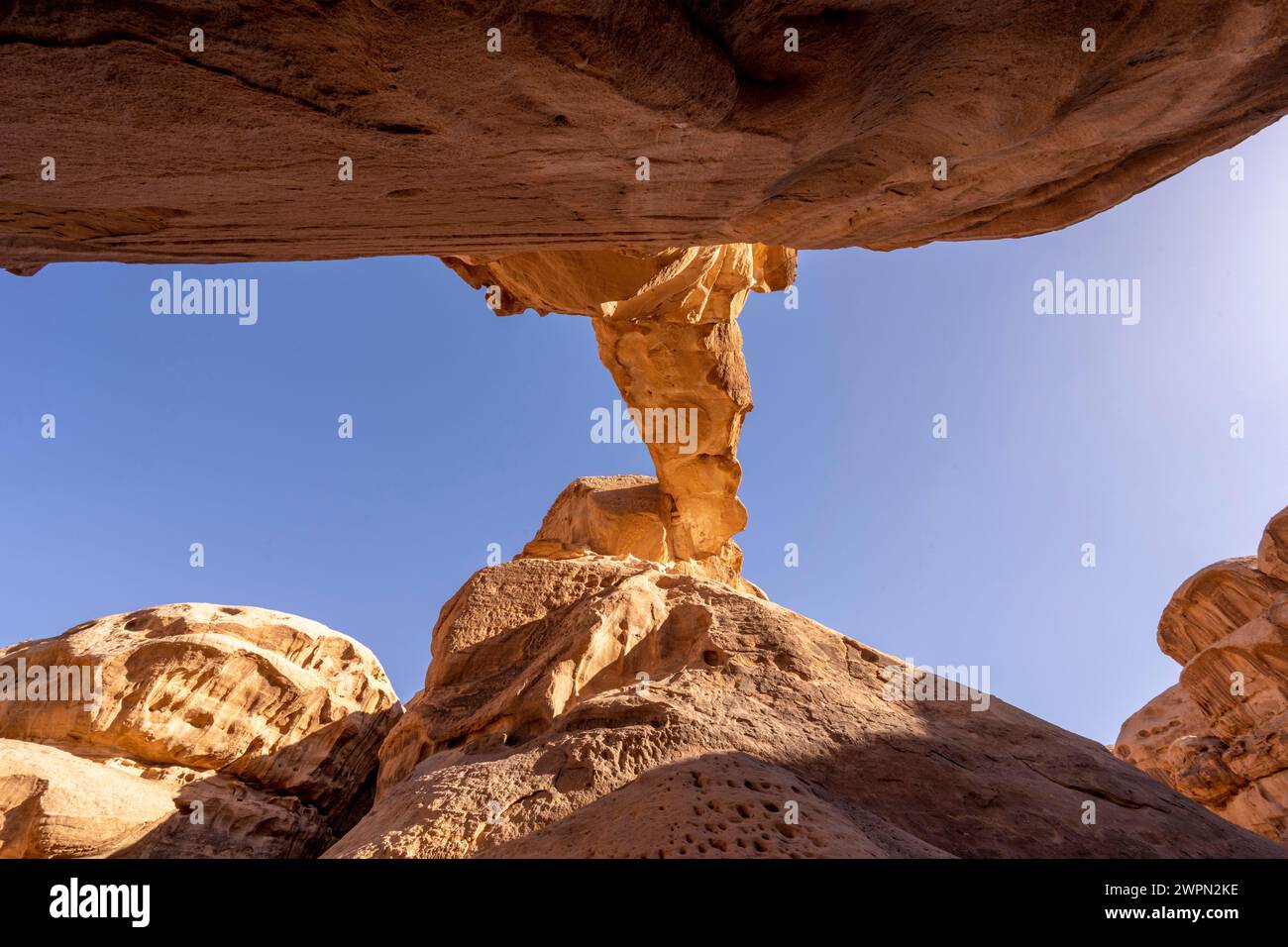 Autour de Frouth Rock Arch, Wadi Rum, Jordanie, moyen-Orient, Asie Banque D'Images