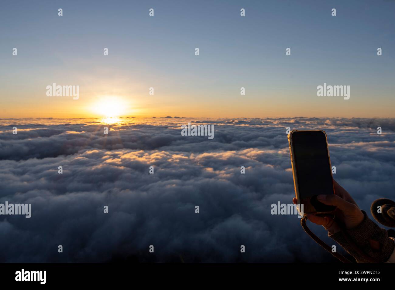 Atmosphère au lever du soleil au-dessus des nuages, Miradouro do Pico do Areeiro, Madère, Portugal, Europe Banque D'Images