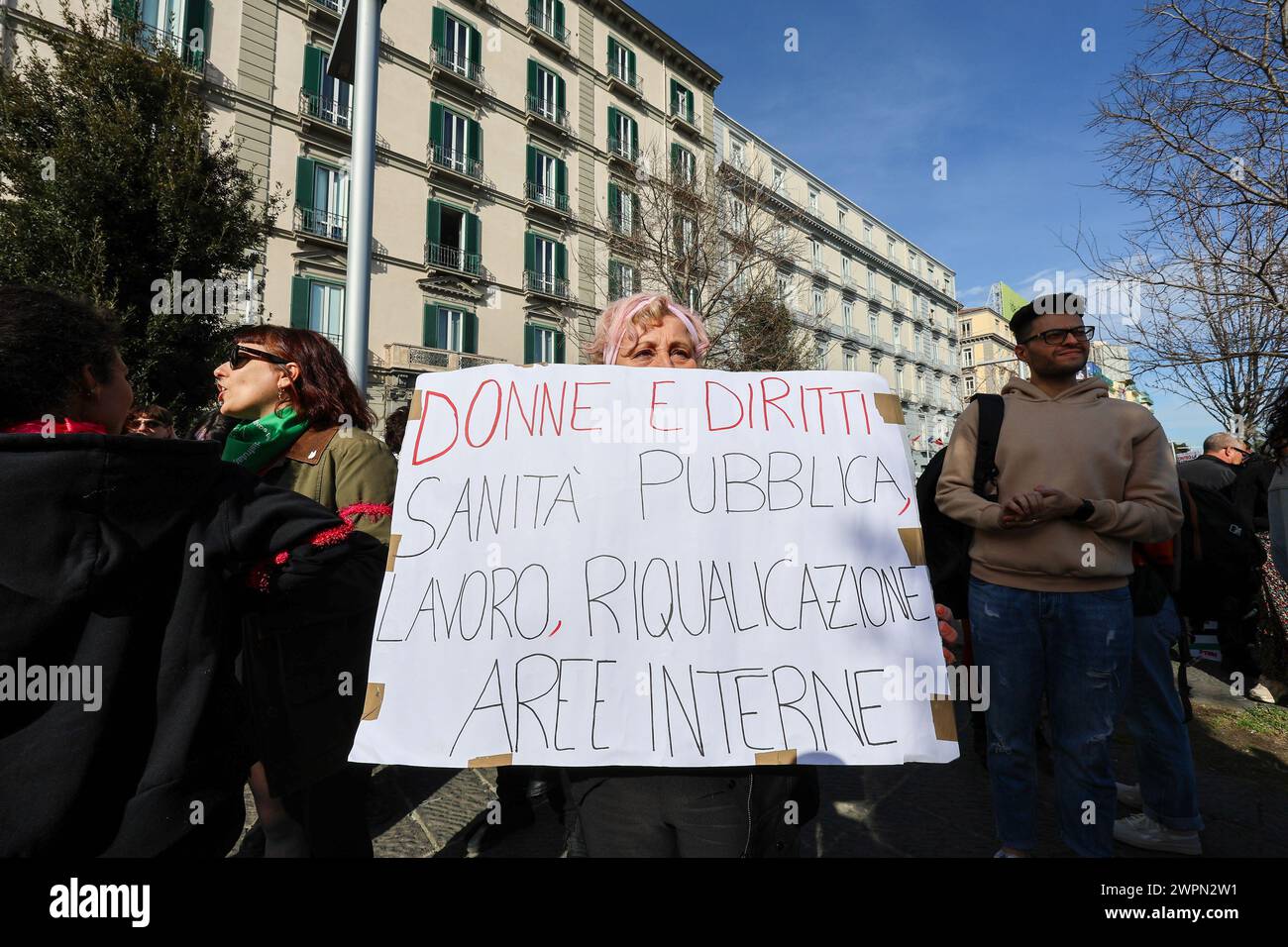 Naples, Italie, 8 mars 2024. Une femme, avec une pancarte, lors de la manifestation transféministe pour la journée des femmes, à Naples. Crédit : Marco Cantile/Alamy Live News Banque D'Images