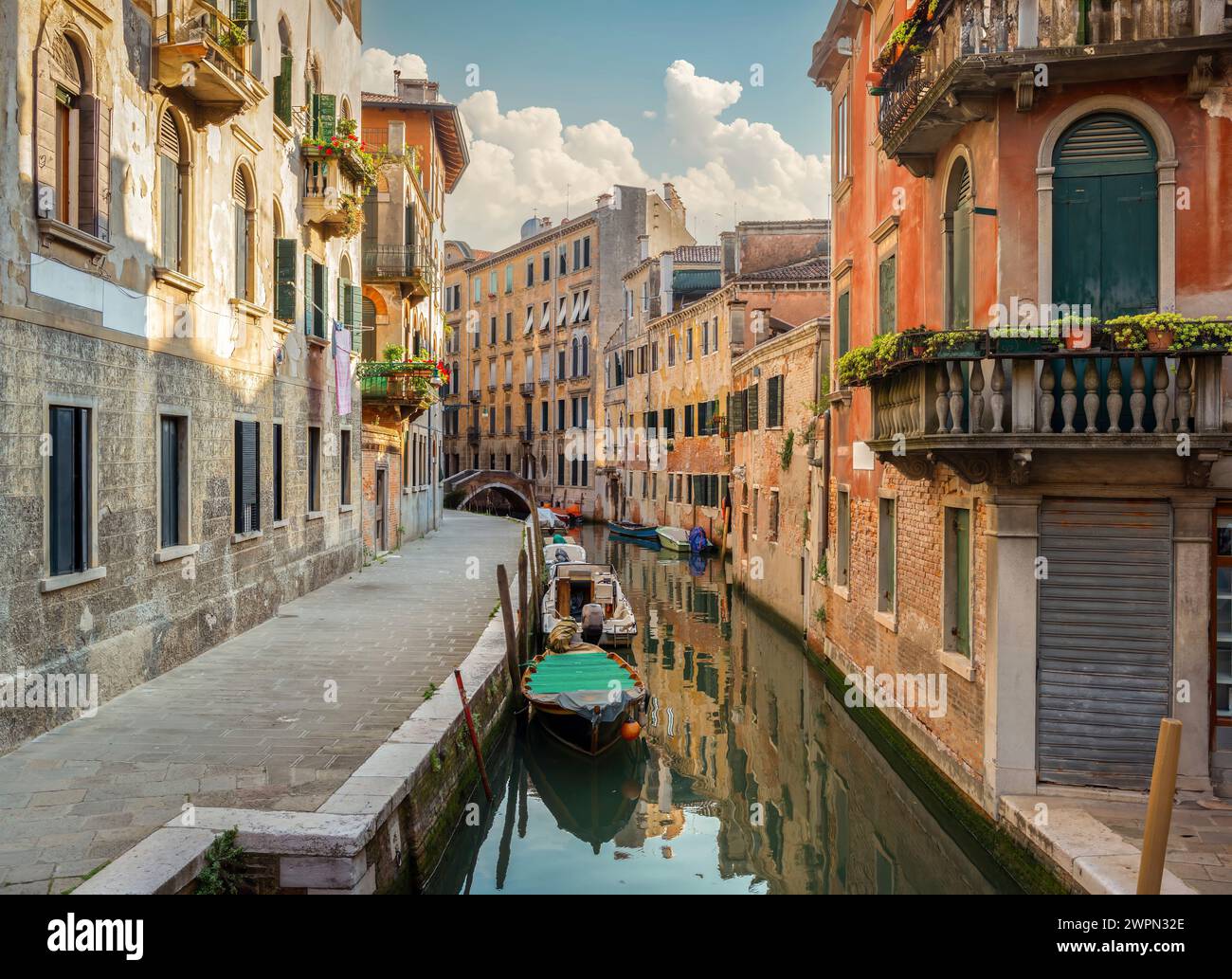 Canal, maisons et bateaux à Venise, Italie Banque D'Images