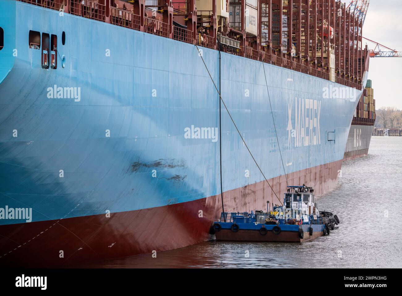 Transporteur de conteneurs Magleby Maersk au terminal à conteneurs EUROGATE, Waltershofer Hafen, élimination des déchets liquides et solides des navires, des sauces, des cales et des citernes w Banque D'Images