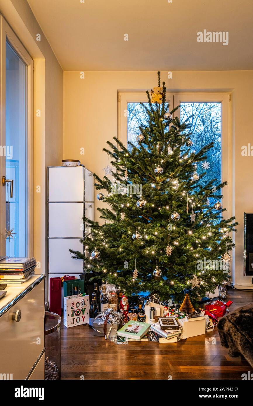 Appartement moderne avec arbre de Noël, Hambourg, Allemagne, Europe Banque D'Images