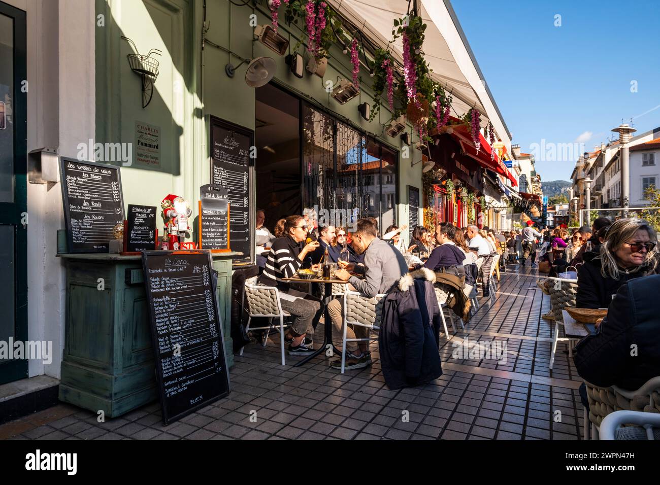 Déjeuners dans les rues de Nice, Nice en hiver, Sud de la France, Côte d'Azur, France, Europe Banque D'Images