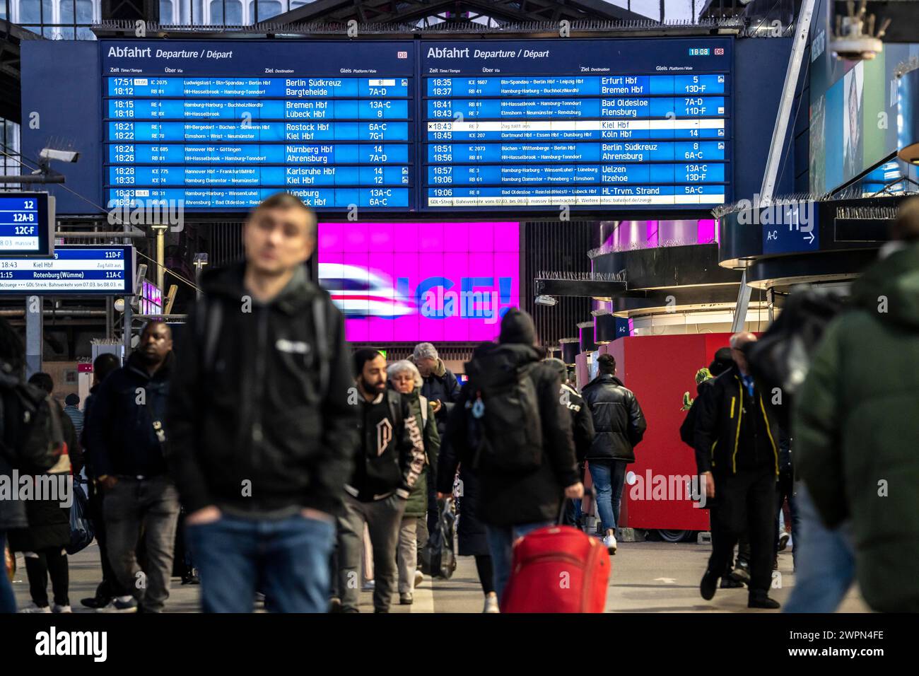 Tableaux d'affichage à la gare centrale de Hambourg, heure de pointe du soir, avant un autre GDL, grève des conducteurs de train, gare complète, Wandelhalle, Allemagne Banque D'Images