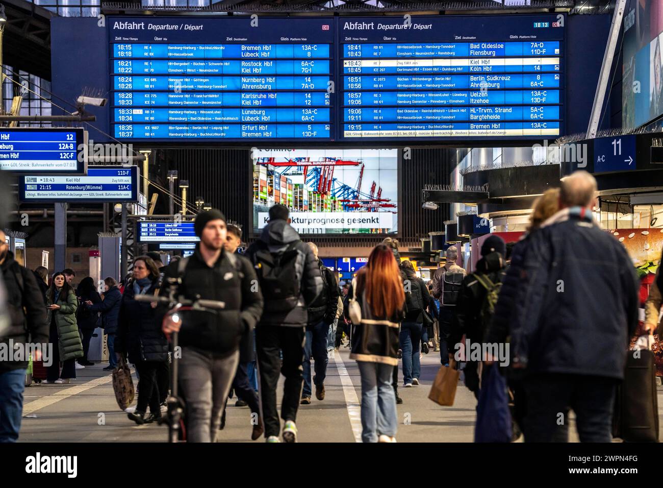 Tableaux d'affichage à la gare centrale de Hambourg, heure de pointe du soir, avant un autre GDL, grève des conducteurs de train, gare complète, Wandelhalle, Allemagne Banque D'Images