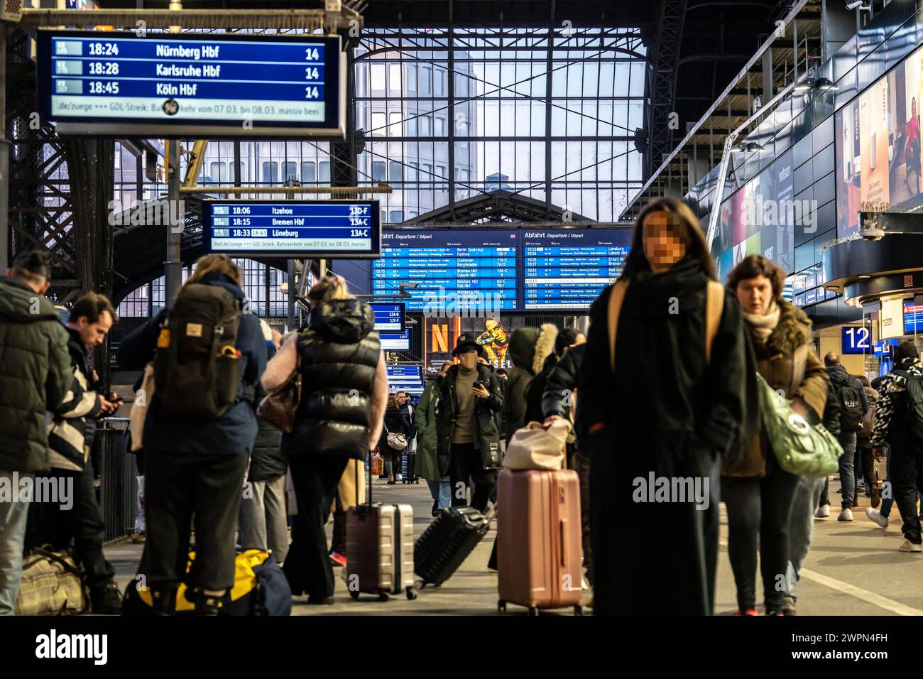 Tableaux d'affichage à la gare centrale de Hambourg, heure de pointe du soir, avant un autre GDL, grève des conducteurs de train, gare complète, Wandelhalle, Allemagne Banque D'Images