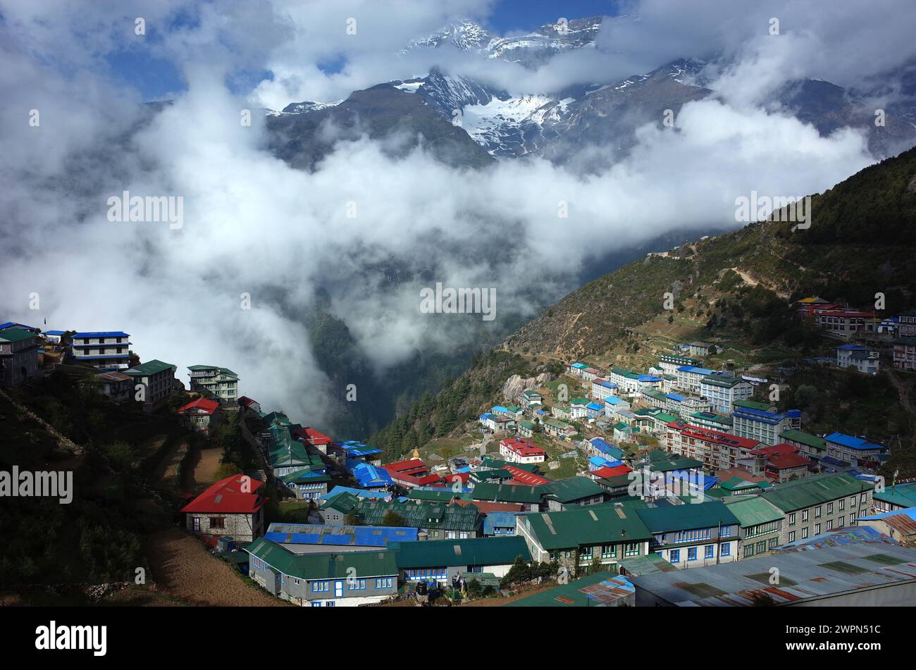Village isolé Namche Bazaar dans les montagnes de l'Himalaya, parc national de Sagarmatha, vallée de Khumbu, Himalaya Banque D'Images