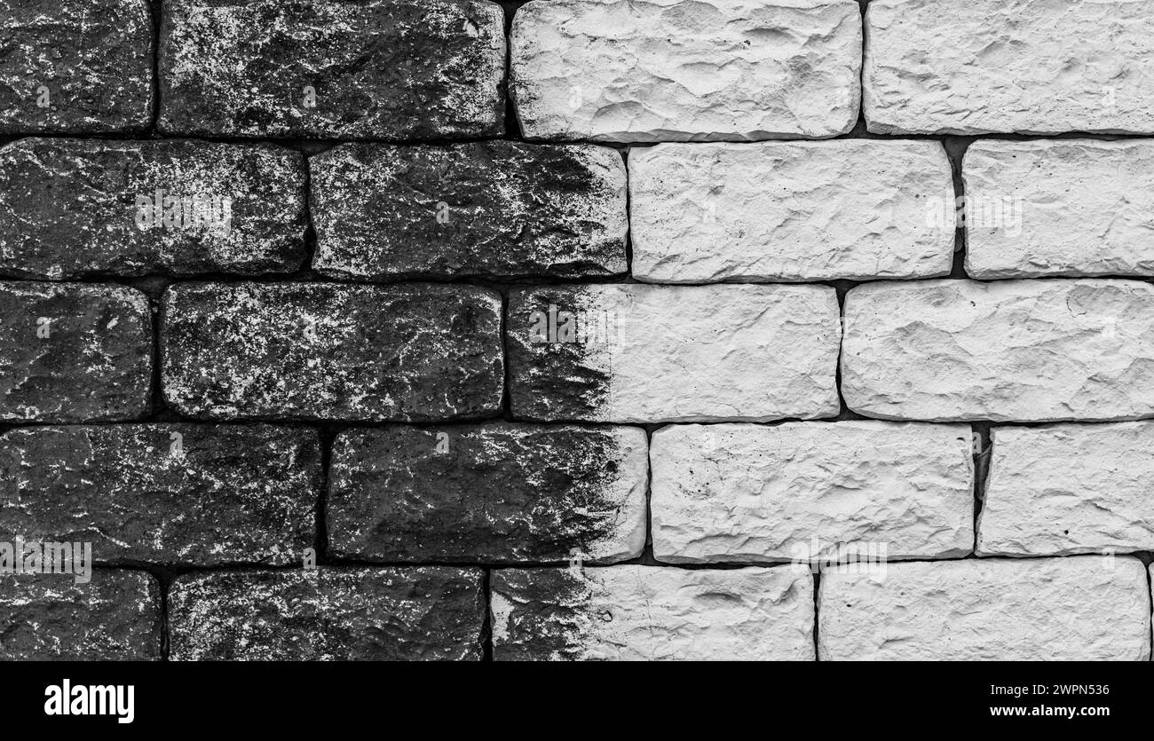 Mur en pierre naturelle peint en noir et blanc Banque D'Images