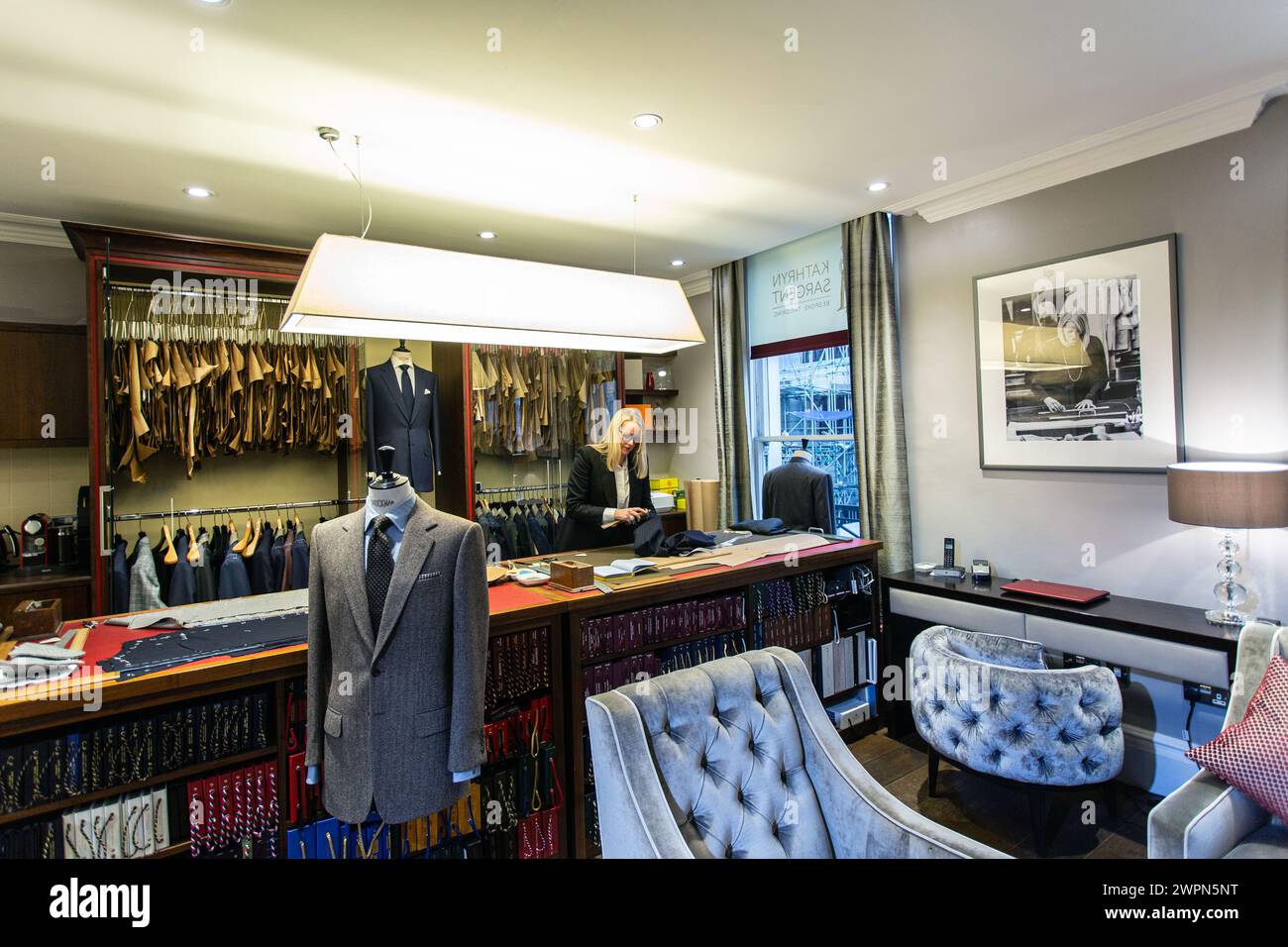 Royaume-Uni /Londres /la première tailleur de Savile Row, Kathryn Sargent, a sa nouvelle boutique à Brook St, Mayfair, Londres Banque D'Images