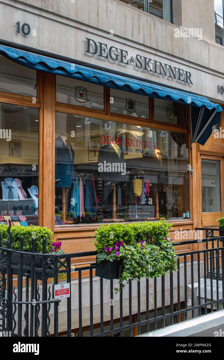 Dege & Skinner, tailleur sur mesure de Savile Row et fabricant de chemises sur mesure, fondée en 1865 et située au numéro 10 de Savile Row, Londres Banque D'Images