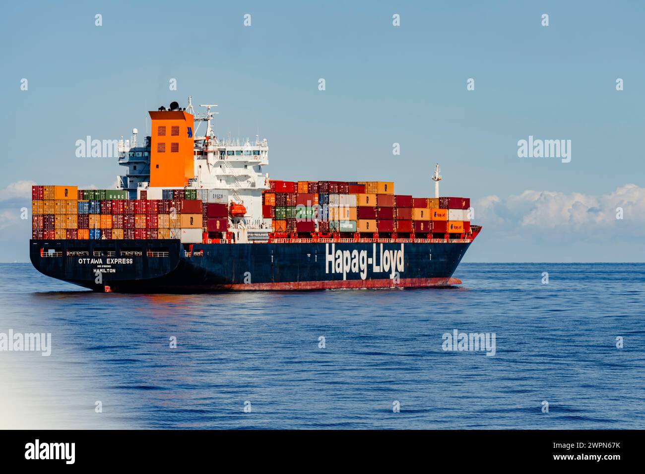 Porte-conteneurs Hapag-Lloyd chargé Ottawa Express dans la mer du Nord, vue latérale Banque D'Images