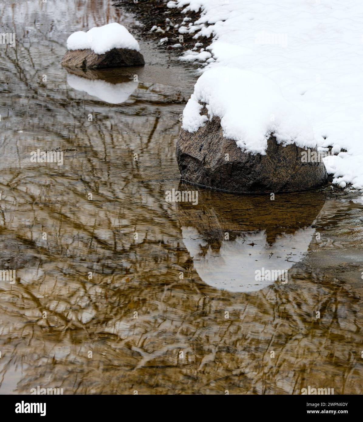 Europe, Allemagne, Hesse, Hesse centrale, Parc naturel de Lahn-Dill-Bergland, Aartalsee, hiver, pierres enneigées sur le bord du lac Banque D'Images