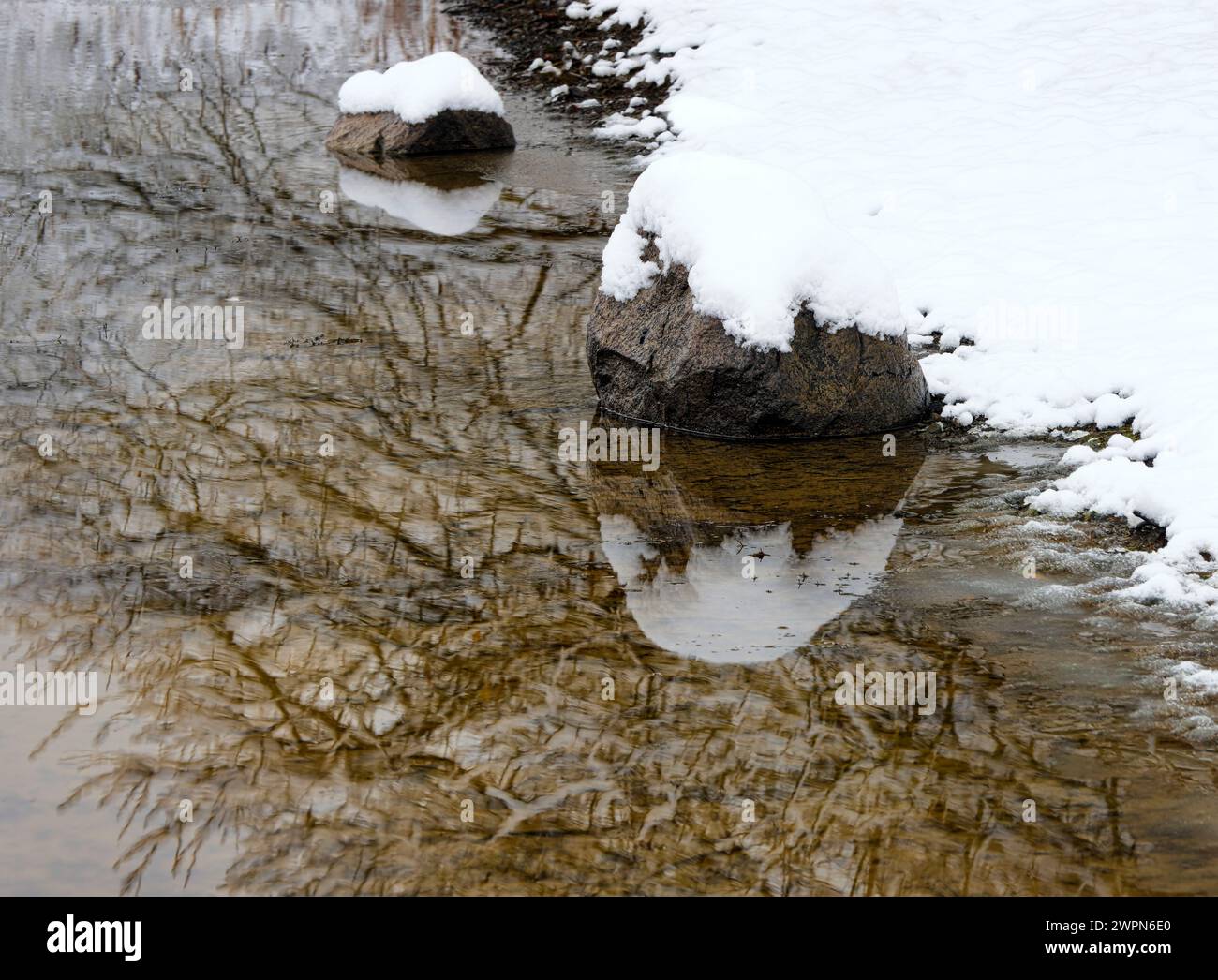 Europe, Allemagne, Hesse, Hesse centrale, Parc naturel de Lahn-Dill-Bergland, Aartalsee, hiver, pierres enneigées sur le bord du lac Banque D'Images