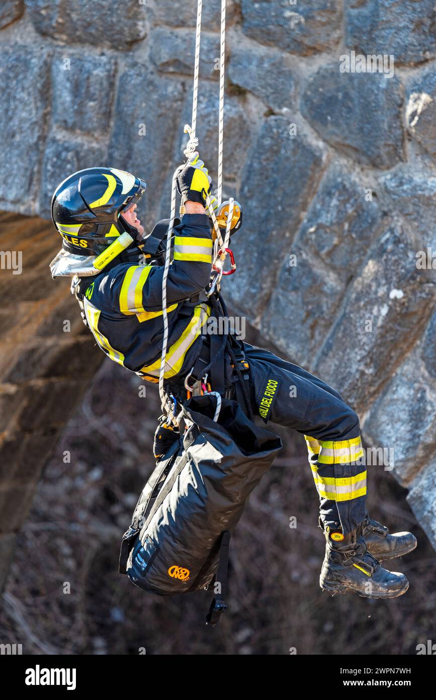 Pompier dans une mission de sauvetage, Europe, Italie, Trentino Tyrol du Sud, non vallée, Trento province, CLES Banque D'Images