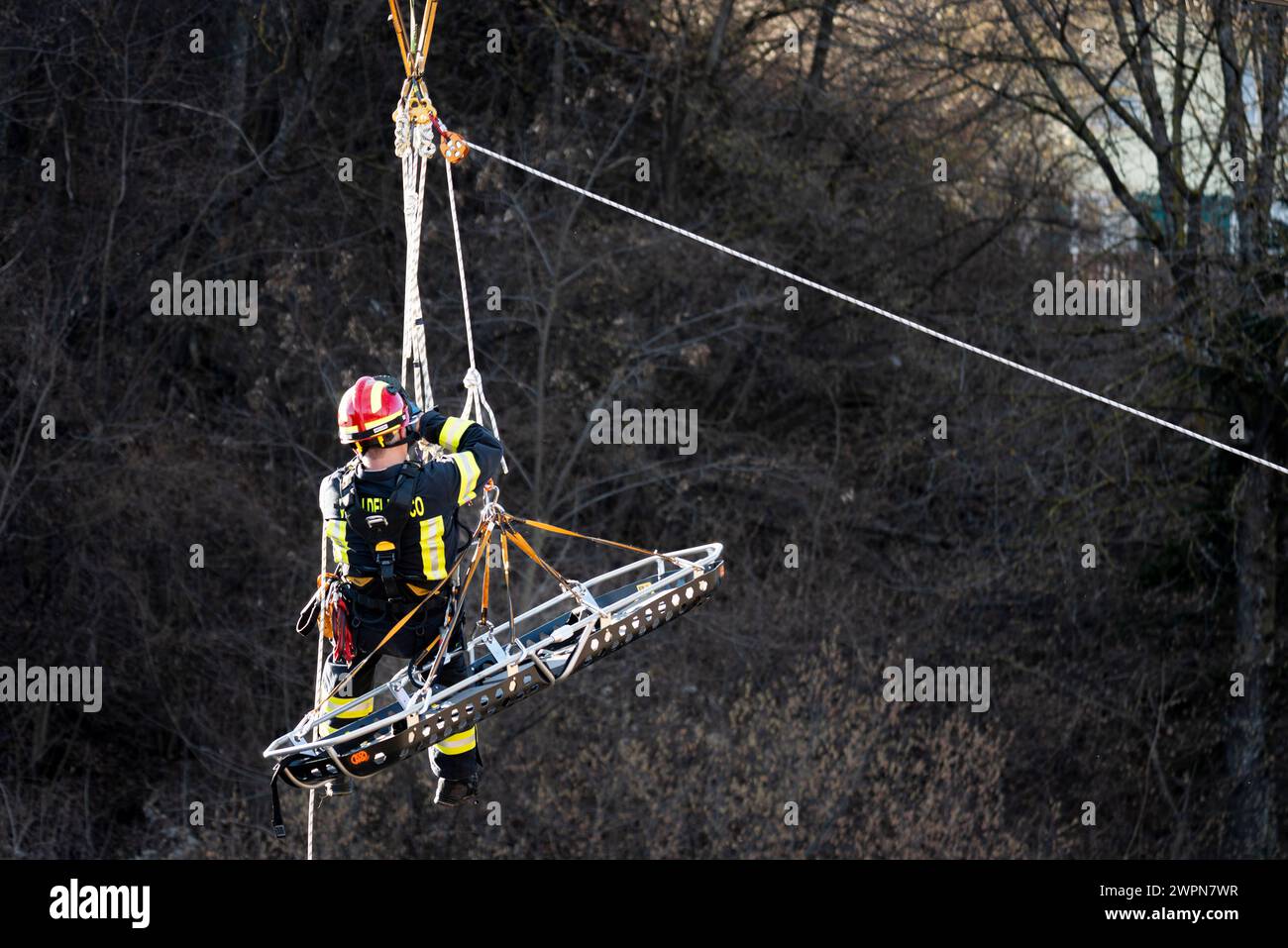 Pompier engagé dans une mission de sauvetage, Europe, Italie, Trentin Haut-Adige, non Vallée, CLES, Trento province Banque D'Images