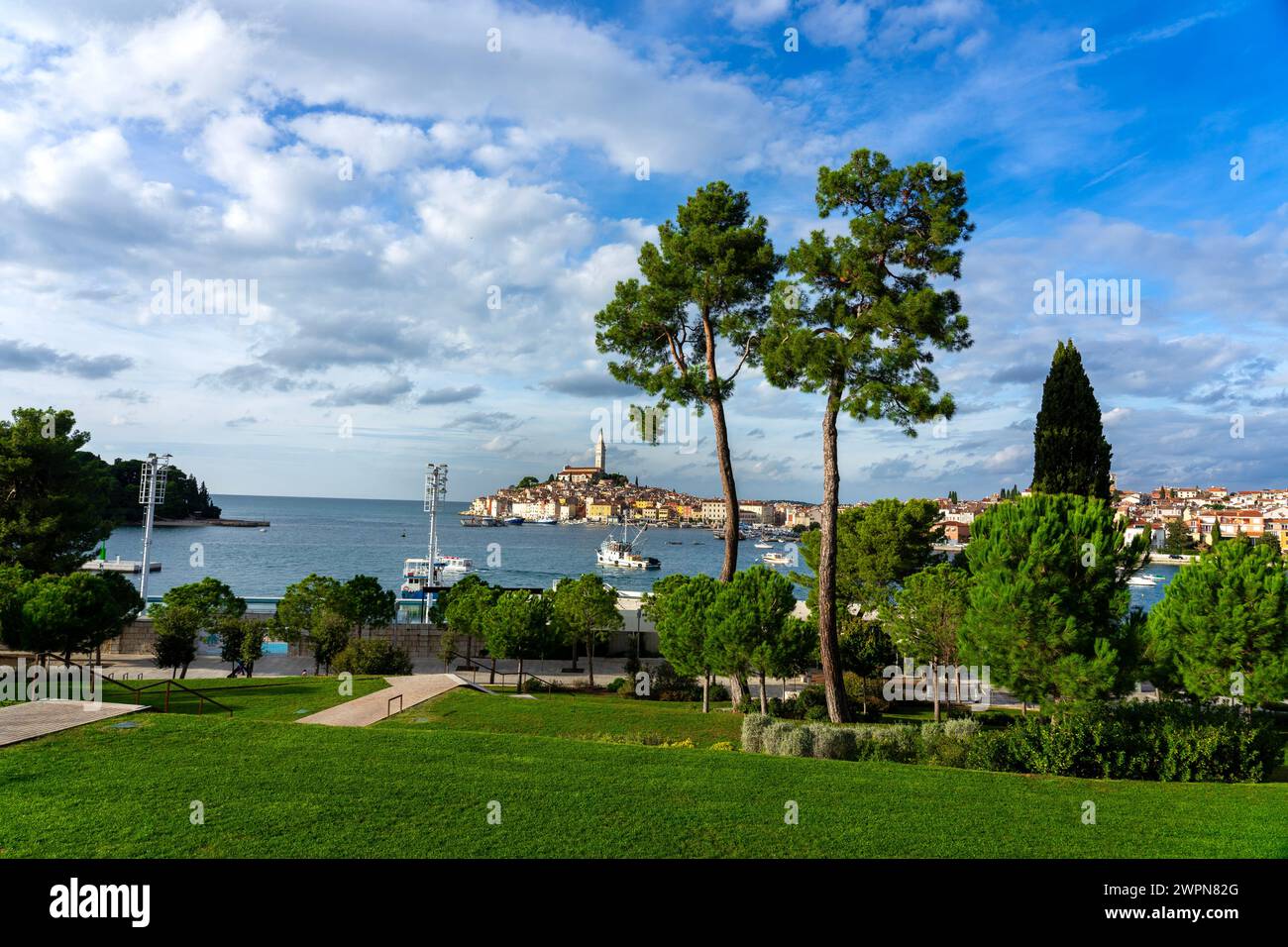 Jardin vert grand parc à Rovinj Croatie avec belle vue sur la ville. Banque D'Images