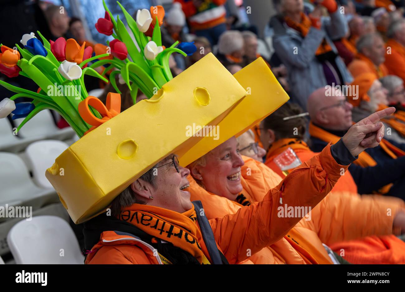 Inzell, Allemagne. 08 mars 2024. Patinage de vitesse : Championnats du monde de sprint. Les fans néerlandais attendent que les compétitions commencent. Crédit : Peter Kneffel/dpa/Alamy Live News Banque D'Images