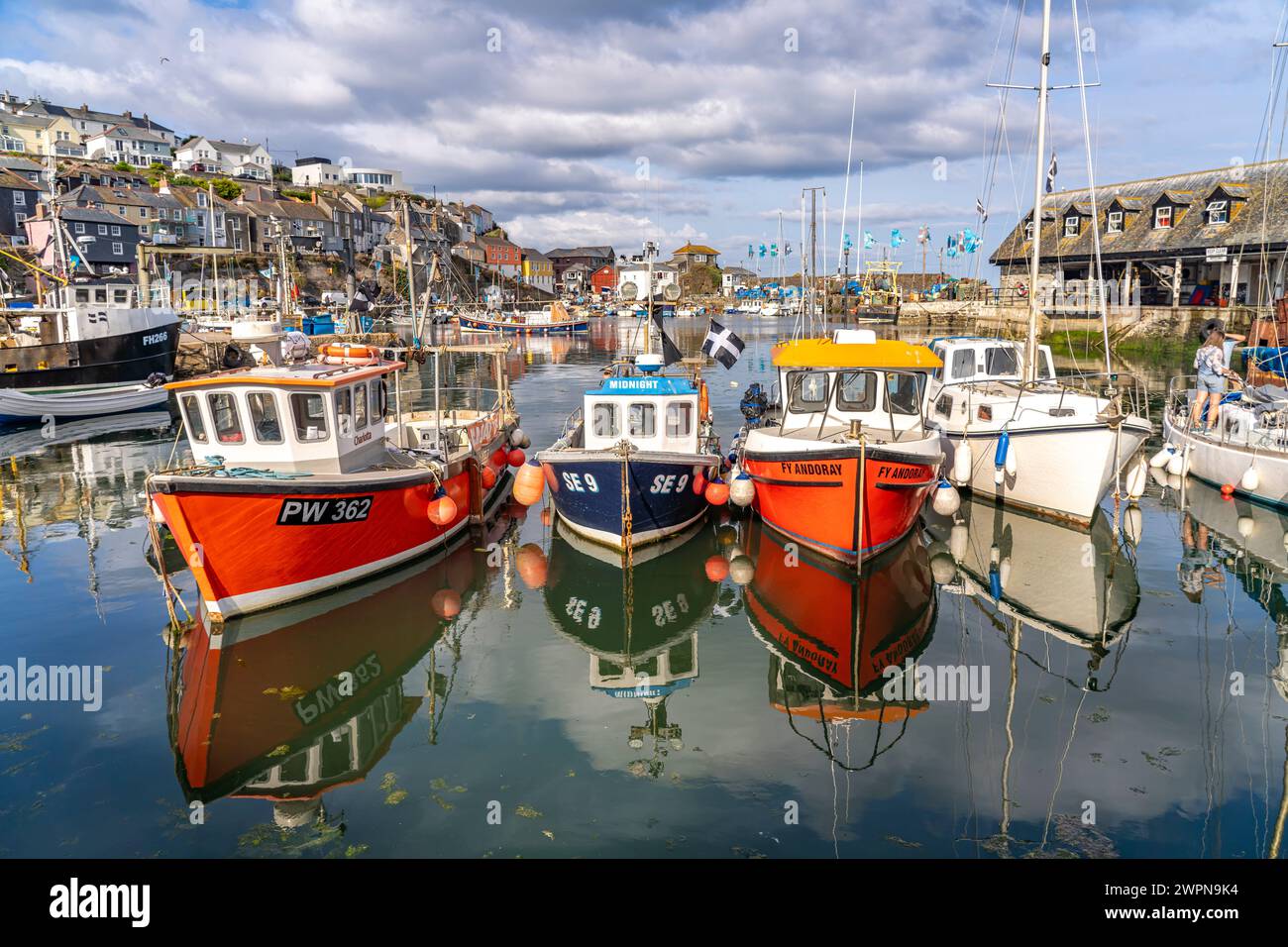 Bateaux de pêche dans le port de Mevagissey, Cornouailles, Angleterre, Grande-Bretagne, Europe Banque D'Images