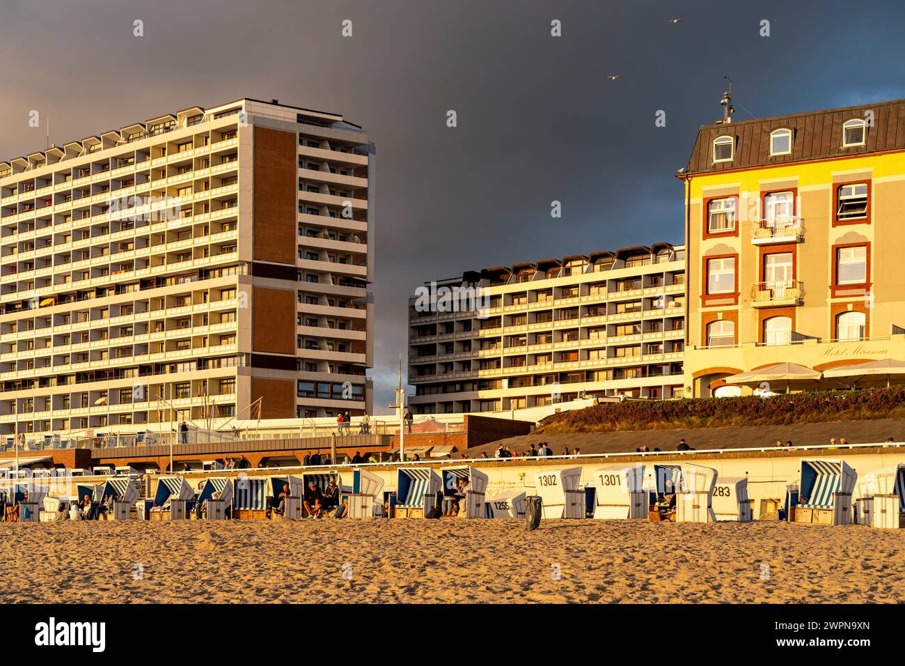 Appartement hôtel de grande hauteur Miramar et chaises de plage sur la plage ouest à Westerland, île Sylt, district Nordfriesland, Schleswig-Holstein, Allemagne, Europe Banque D'Images