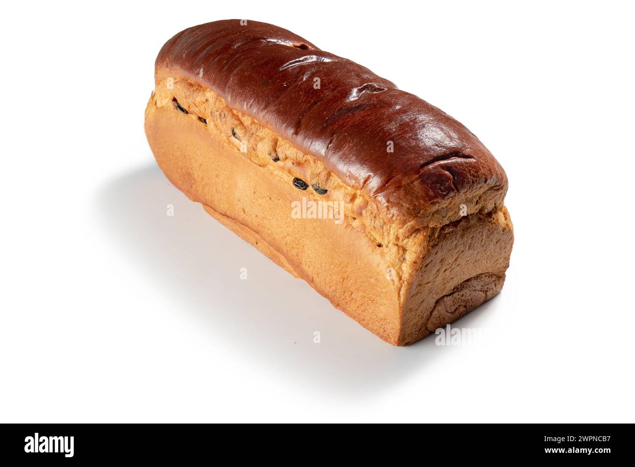 Savourez la joie simple avec un pain aux raisins classiques, cuit à la perfection avec des raisins redoyants nichés à l'intérieur. Cette image réconfortante évoque des souvenirs de la maison Banque D'Images