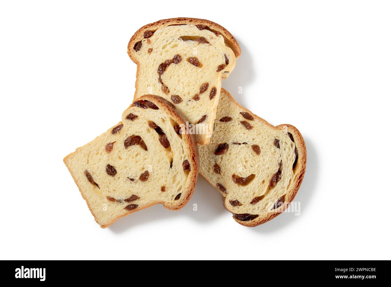 Laissez-vous tenter par le goût réconfortant de la maison avec un trio de tranches de pain aux raisins secs tendres qui se chevauchent, chacune présentant des raisins secs dosés et une croûte dorée. CA Banque D'Images