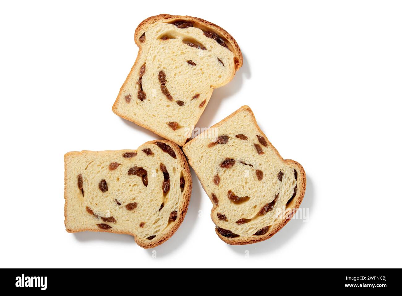 Laissez-vous tenter par le goût réconfortant de la maison avec un trio de tranches de pain aux raisins secs tendres, chacune présentant des raisins secs dosés et une croûte dorée. Il capture le e. Banque D'Images
