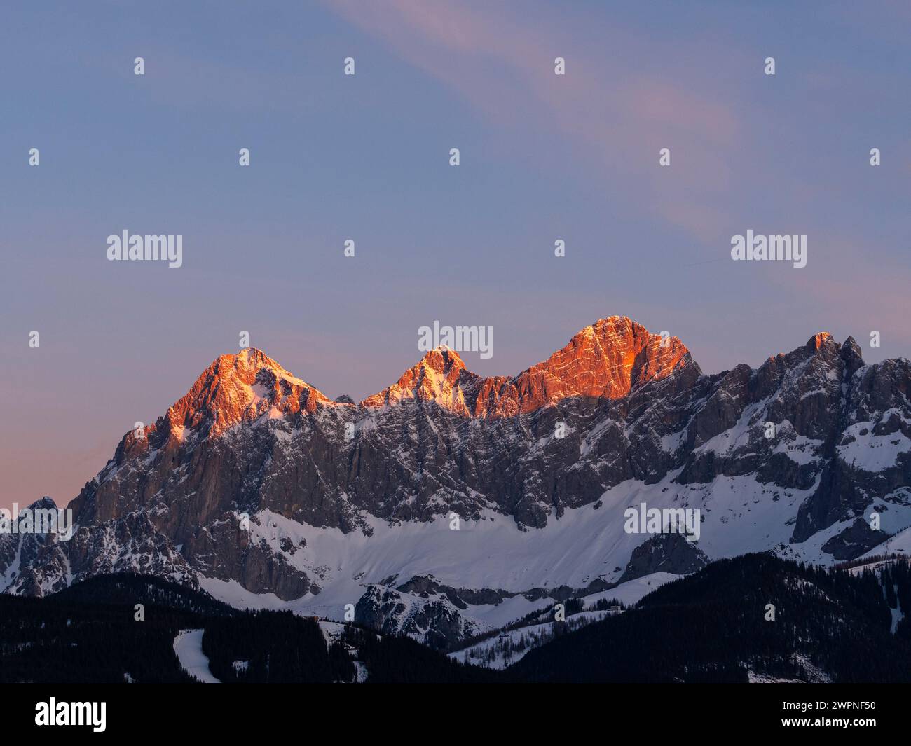 Le massif du Dachstein au lever du soleil avec Torstein, Mitterspitz, Hoher et Niederer Dachstein. Banque D'Images