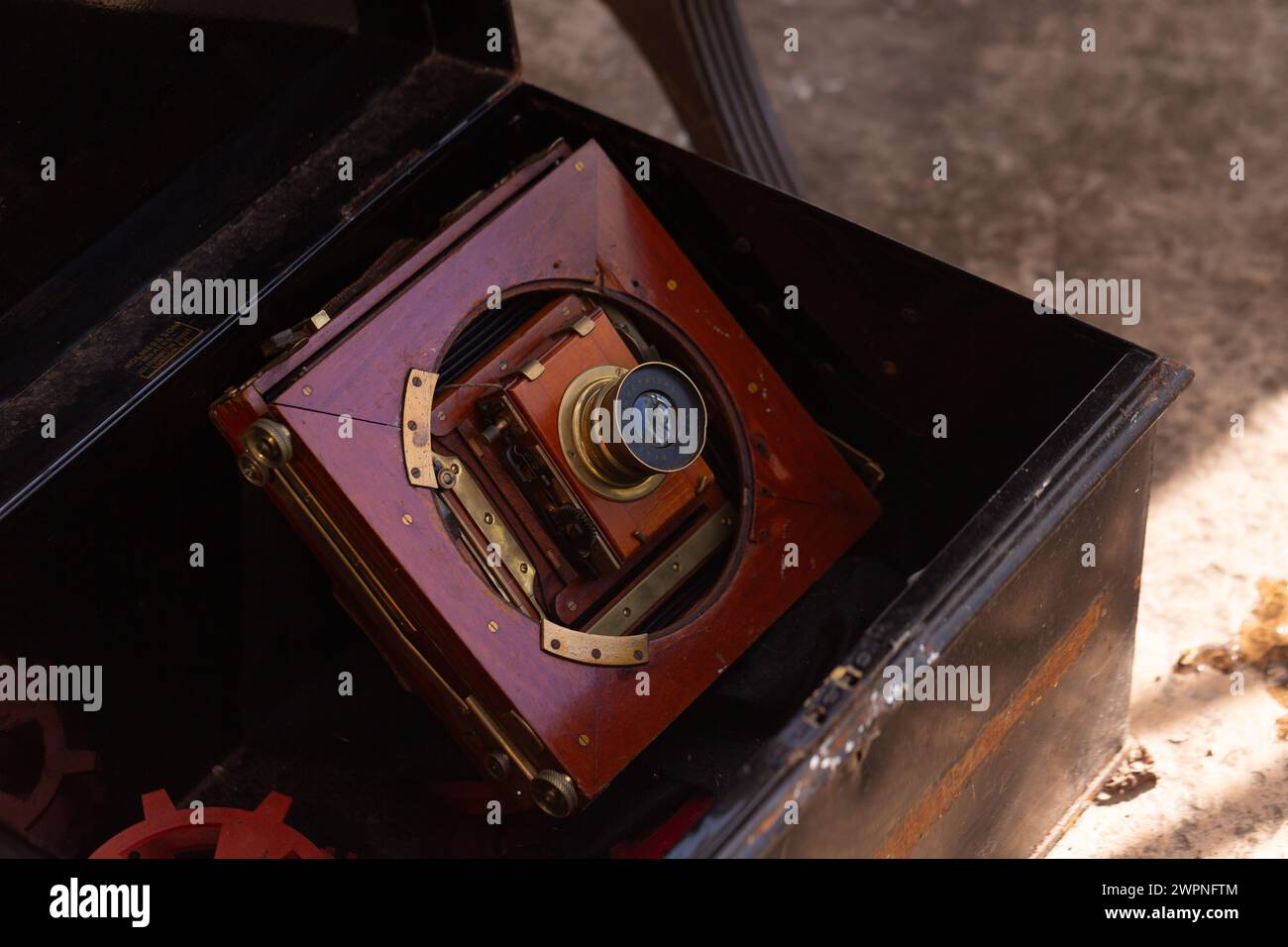 Passé Exposures Camera & film - gros plan d'une caméra antique vers 1909 dans un vieux coffre en bois. Banque D'Images