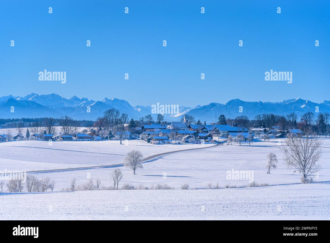 Allemagne, Bavière, Tölzer Land, Egling, district Ergertshausen, paysage hivernal contre les Alpes, vue près de Schönberg Banque D'Images