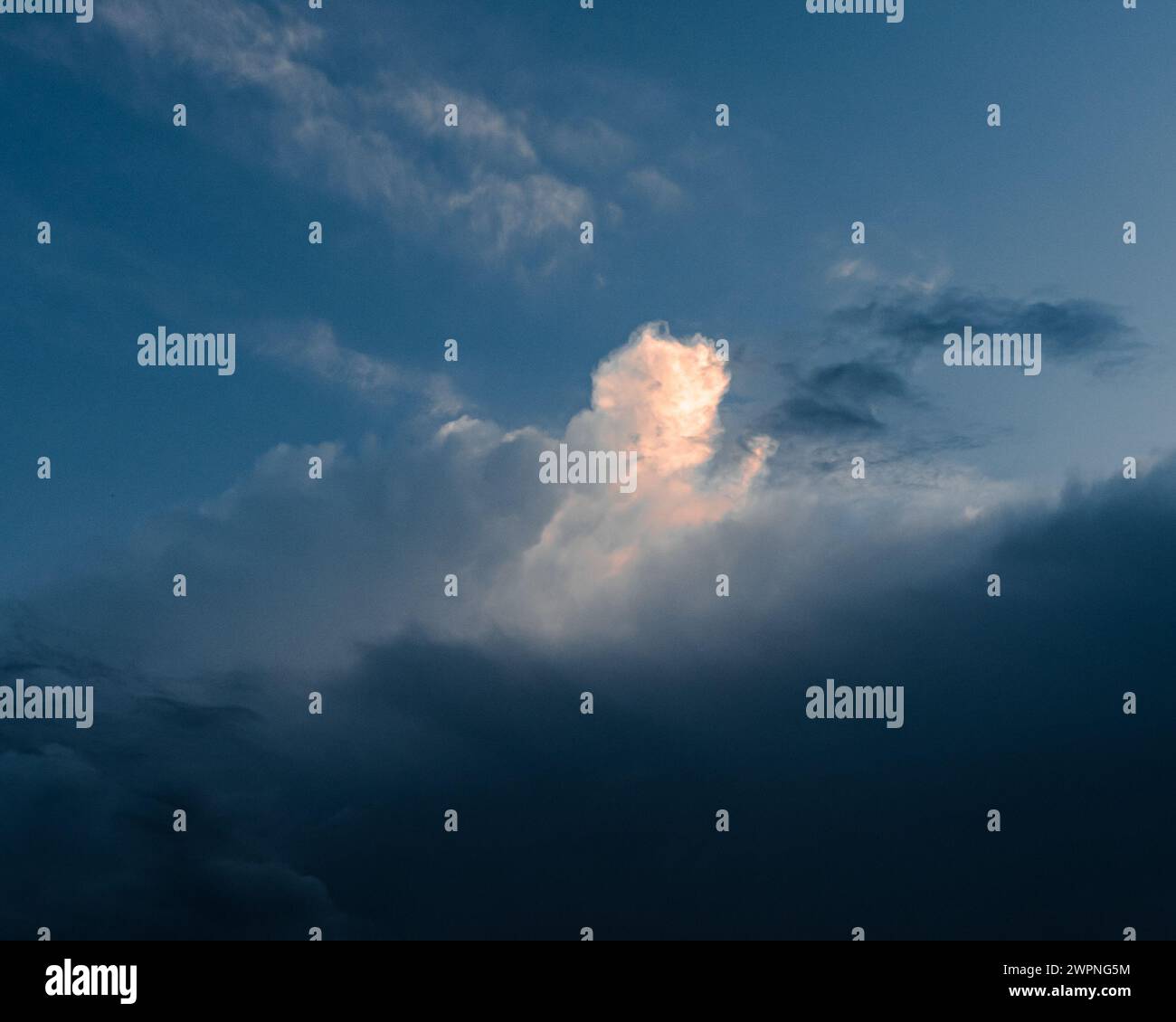 Lever de soleil capturé un matin d'été avec un ciel bleu. Banque D'Images