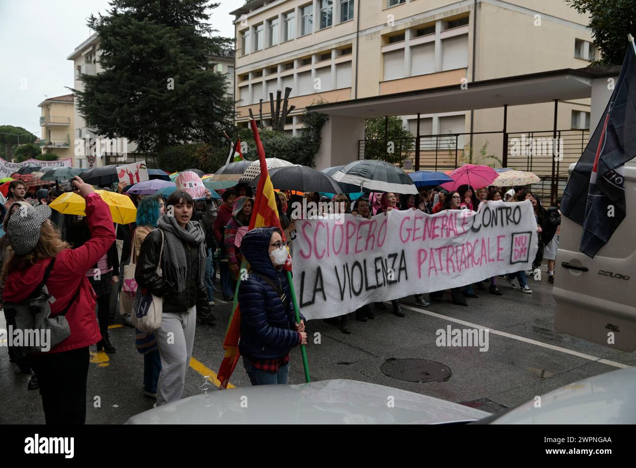 Massa, Massa-Carrara, Toscane, Italie, 8 mars, 2024. manifestation dans les rues de la ville. Huit points pour le 8 mars. Grève générale contre la violence patriarcale par non una di meno Massa Carrara, l’espace collectif féministe, intersectionnel et éco-féministe qui se distancie des haineurs en série et condamne toutes les formes de violence, y compris la violence verbale. Le 8 mars, grève contre la violence patriarcale sous toutes ses formes ! Crédit : Paolo Maggiani/Alamy Live News Banque D'Images