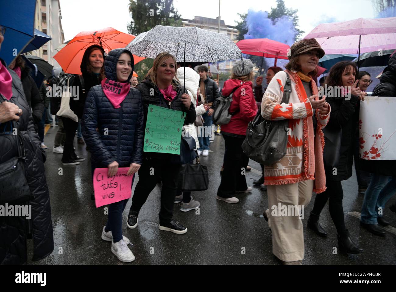 Massa, Massa-Carrara, Toscane, Italie, 8 mars, 2024. manifestation dans les rues de la ville. Huit points pour le 8 mars. Grève générale contre la violence patriarcale par non una di meno Massa Carrara, l’espace collectif féministe, intersectionnel et éco-féministe qui se distancie des haineurs en série et condamne toutes les formes de violence, y compris la violence verbale. Le 8 mars, grève contre la violence patriarcale sous toutes ses formes ! Crédit : Paolo Maggiani/Alamy Live News Banque D'Images