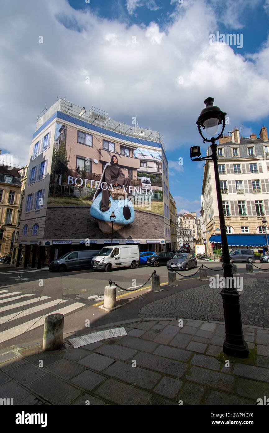 Panneau publicitaire géant pour Bottega Veneta, une maison de mode italienne de luxe, sur la façade d'un immeuble parisien Banque D'Images