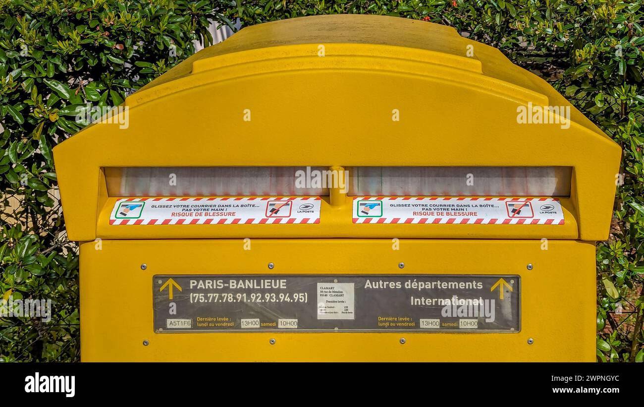 Boîte aux lettres jaune de la société publique française la poste, pour collecter le courrier à envoyer, avec un emplacement pour le courrier local et un autre pour les autres lettres Banque D'Images