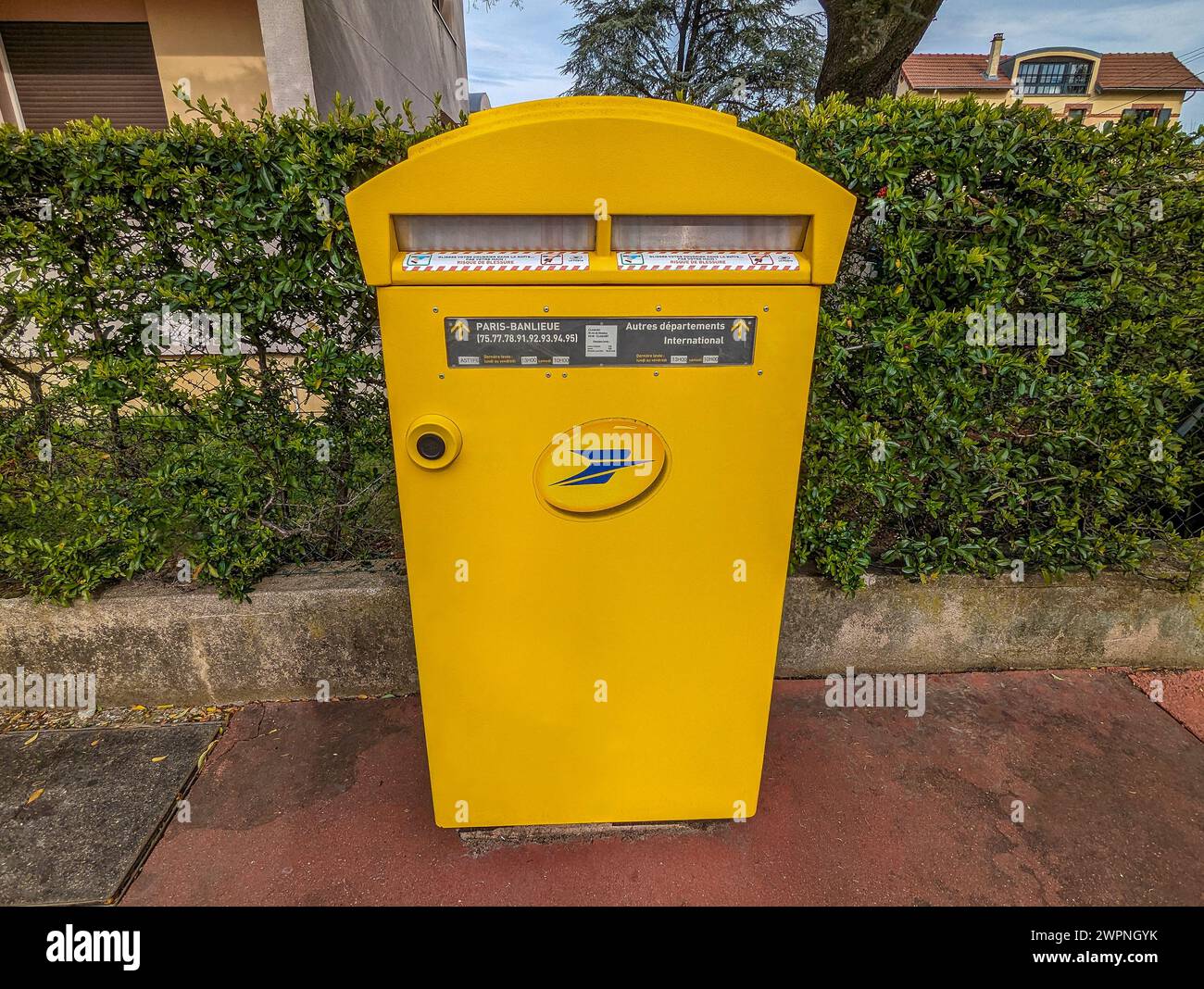 Boîte aux lettres jaune de la société publique française la poste, pour collecter le courrier à envoyer, avec un emplacement pour le courrier local et un autre pour les autres lettres Banque D'Images