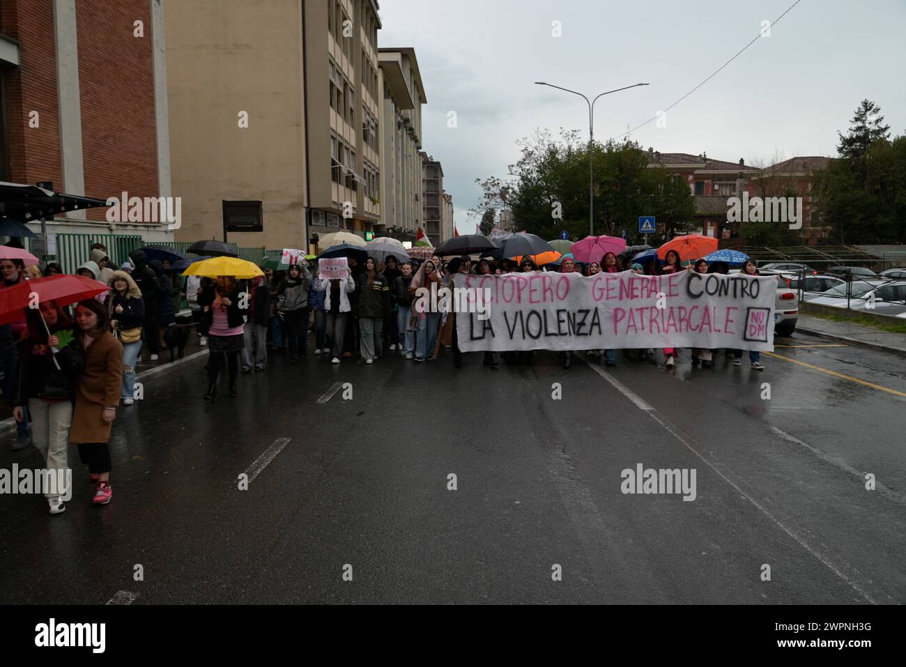 Massa, Massa-Carrara, Toscane, Italie, 8 mars, 2024. manifestation dans les rues de la ville. Huit points pour le 8 mars. Grève générale contre la violence patriarcale par non una di meno Massa Carrara, l’espace collectif féministe, intersectionnel et éco-féministe qui se distancie des haineurs en série et condamne toutes les formes de violence, y compris la violence verbale. Le 8 mars, grève contre la violence patriarcale sous toutes ses formes ! Crédit : Paolo Maggiani/Alamy Live News Banque D'Images