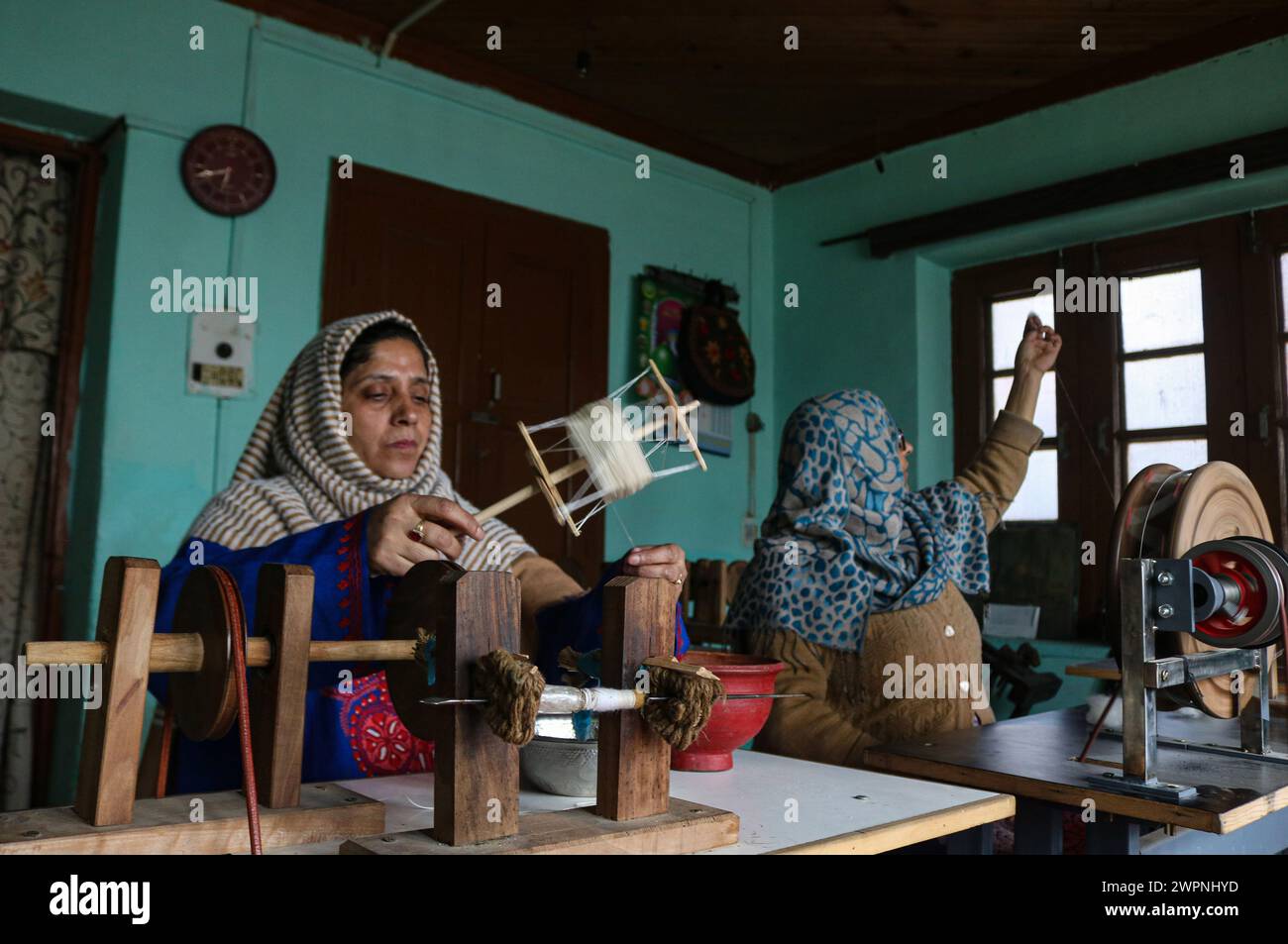 Srinagar, Inde. 08 mars 2024. Une femme file un fil pashmina avec une roue traditionnelle connue sous le nom de 'Yendir' lors d'un atelier lors de la Journée internationale de la femme à Srinagar. Plusieurs fonctions ont été organisées dans la vallée du Cachemire pour marquer l'importance de la journée. Le 08 mars 2024 à Srinagar, Inde. (Crédit image : © Firdous Nazir Eyepix Group/eyepix via ZUMA Press Wire) USAGE ÉDITORIAL SEULEMENT! Non destiné à UN USAGE commercial ! Banque D'Images